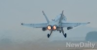 [포토]굉음을 내며 이륙하는 미 항공기 F-18