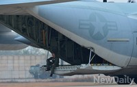 미군이 타는 C-130 수송기, 군산기지엔 웬일로?
