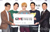 [포토]기부금 전달하는 JYJ와 세정과미래 대표