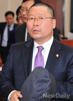 [포토]국회에 모자 챙겨온 통합진보당 오병윤 의원