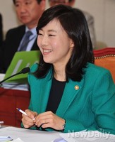 [포토]의원들의 질의를 듣고 있는 조윤선 여성가족부 장관