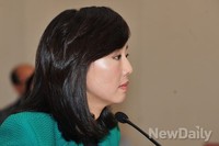 [포토]의원들의 질의를 듣고 있는 여성가족부 조윤선 장관