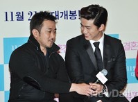 [포토]결혼전야 마동석-옥택연, 마이크 건네주는 훈훈함