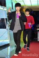 [포토]결혼전야VIP 엠블랙 이준-미르, 영화는 먹을 것과 함께!