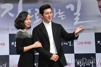 [포토]집으로 가는 길 전도연-고수, 저 쪽 보면 되나봐요