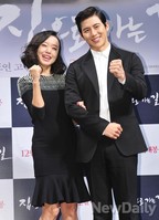 [포토]집으로 가는 길 전도연-고수, 화이팅 외치는  두 배우