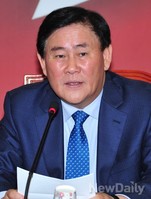 [포토]새누리당 원내대책회의에서 발언하는 '최경환' 원내대표