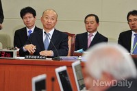 [포토]의원들의 질의를 듣고 있는 문형표 후보자