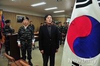 [포토]애국가 부르는 '북한인민해방전선' 회원들