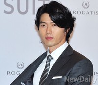 [포토]현빈, '스마트 한 수트에요' 직접 시연중