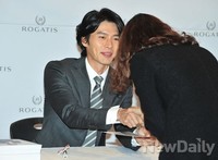 [포토]현빈, 팬과 인사 나누는 젠틀한 모습