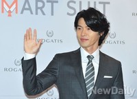 [포토]'팬 여러분 오랜만입니다' 인사하는 현빈