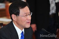 [포토]질의에 답변하는 김진태 검찰총장 후보자