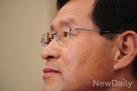 [포토]긴장한 얼굴의 김진태 검찰총장 후보자