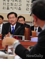 [포토]해명하는 김진태 검찰총장 후보자