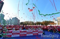 [포토]축제를 알리는 폭죽과 동시에 시작되는 김장담그기
