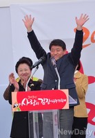 [포토]김장나누기축제, 손흔드는 김혁수 한국야쿠르트 사장