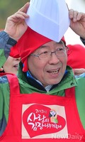 [포토]김장나누기행사, 모자쓰는 박원순 서울시장