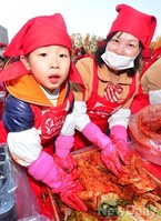 [포토]엄마와 함께 '김장나누기' 참석했어요