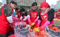 [포토]사랑의 김장나누기 축제에 참여한 장병들