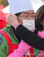 [포토]위생마스크 착용하는 박원순 시장