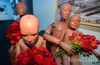 [포토]작가의 손이스치자 예술작품이 된 더미인형