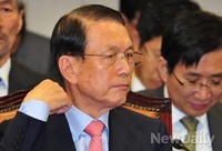 [포토]의원들의 질문 경청하는 김기춘 대통령비서실장