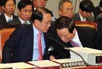 [포토]대화 나누는 '김기춘-김장수'