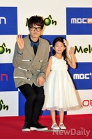 [포토]멜론뮤직어워드 조정치, 키 작은 박민하 키 맞춰주는 매너남