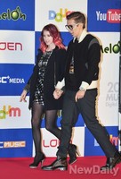 [포토]멜론뮤직어워드, 아내와 다정하게 입장하는 브래드