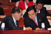 [포토]대화 나누는 '황우여-김김현'의원