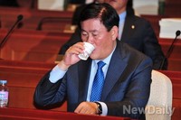 [포토]물 마시는 최경환 원내대표