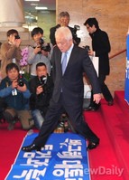 [포토]계단 내려가는 김한길 민주당 대표