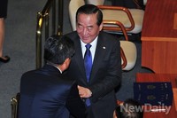 [포토]동료의원들과 대화 나누는 서청원 새누리당 의원