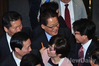 [포토]동료의원들과 대화 나누는 민주당 박지원 의원