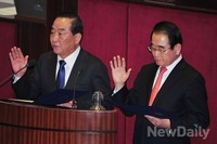 [포토]선서하는 '서청원-박명재' 새누리당 의원