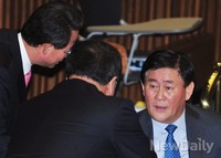 [포토]동료의원들과 대화 나누는 새누리당 '최경환'  원내대표