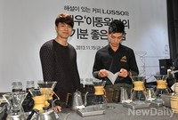 [포토]일일판매에 나선 배우 이동욱, 흐뭇한 미소