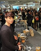 [포토]배우 이동욱이 만든 커피, 가격은 소비자 마음대로~