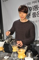 [포토]커피 드립치는 이동욱
