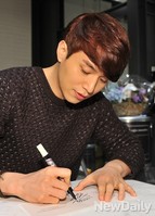 [포토]또박또박 정성스런 사인하는 이동욱