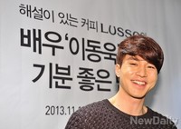 [포토]바리스타로 나선 이동욱, 팬들과 즐거운 시간~