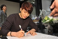 [포토]팬에게 줄 사인하는 이동욱