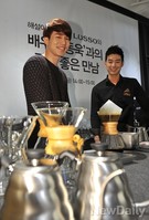 [포토]일일바리스타가 된 이동욱, 수익금은 전액기부