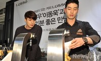 [포토]바리스타에게 커피강습 받는 이동욱, 빛나는 눈빛!