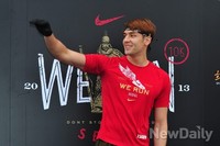 [포토]팬들에게 인사하는 줄리엔 강 '훈~훈~'