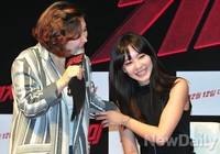 [포토]캐치미, 쑥스러운 듯 박경림에 기대 웃는 김아중