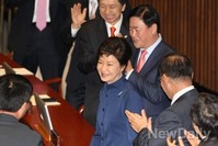 [포토]박수 받으며 퇴장하는 박근혜 대통령