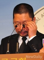 [포토]눈물 훔치는 통합진보당 오병윤 원내대표