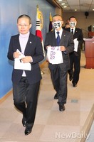 [포토]기자회견 마치고 퇴장하는 통합진보당 의원들